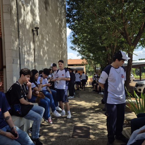 Foto dos alunos do Colégio Raphael di Santo na entrada da CCUEC.